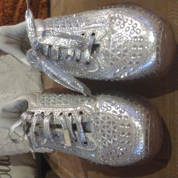 Rhinestone studded sneakers. - Picture 4 of 6